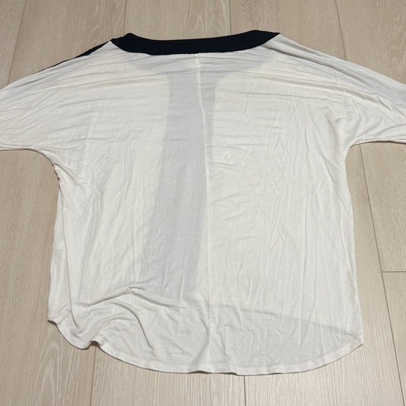 3/$10 Chico's Monochrome V-Neck Long Sleeve Top - Picture 7 of 8